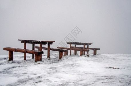 黑森州冬季为徒步旅行者提供木板凳冷若冰霜冬天高清图片