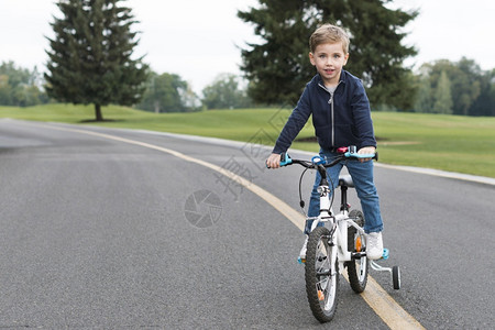 父母畅快儿子男孩骑脚踏车前视线图片