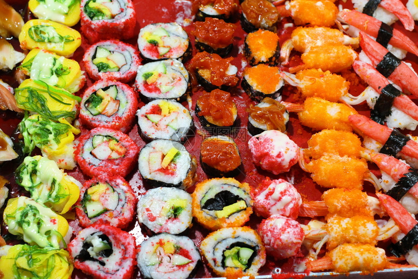 金鱼新鲜的亚洲寿司用于背景的寿司卷图片