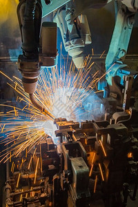学习机械工业器人正在运动汽车工厂中焊接部件运输图片
