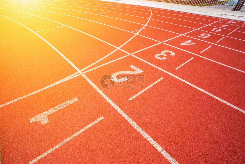 赛马场锻炼课程体育白线和户外体育场赛马红色橡皮道的纹理是8个田径和绿草地有铁轨足球场和的空运动图片