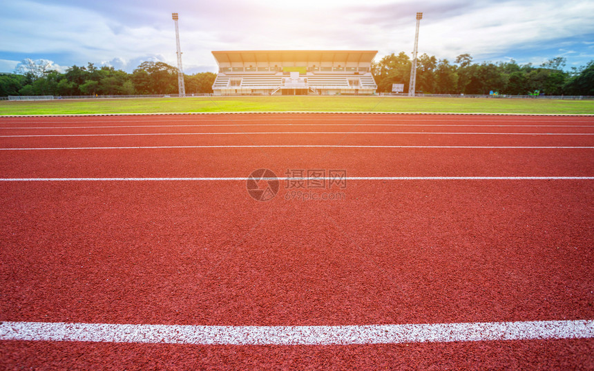 有质感的画绿色体育场白线和户外体育场赛马红色橡皮道的纹理是8个田径和绿草地有铁轨足球场和的空运动图片