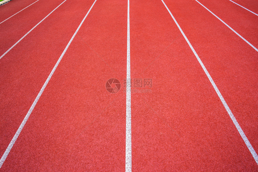 种族体育场白线和户外体育场赛马红色橡皮道的纹理是8个田径和绿草地有铁轨足球场和的空运动健康线条图片