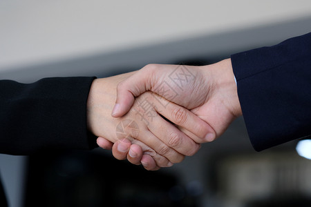 企业家联系实和女在办公室握手商业合作概念的成功经验商人图片