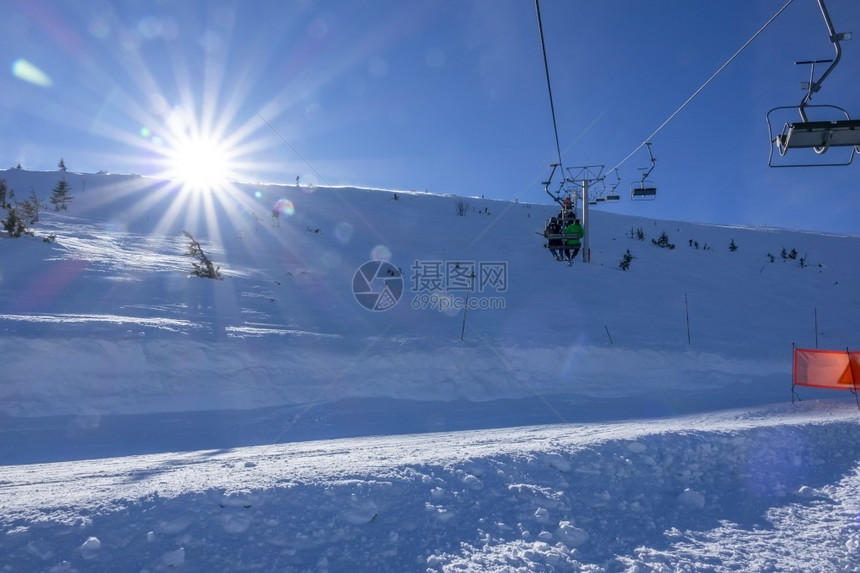 冬日雪山缆车图片