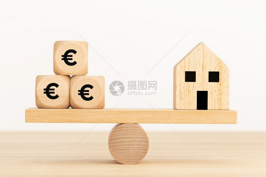 住宅木制玩具屋和骰子在锯上印有欧元符号文字租真实的图片