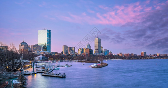 夜晚超过著名的波士顿天线全景美国日光时摩天大楼在水面上城市景观高清图片素材