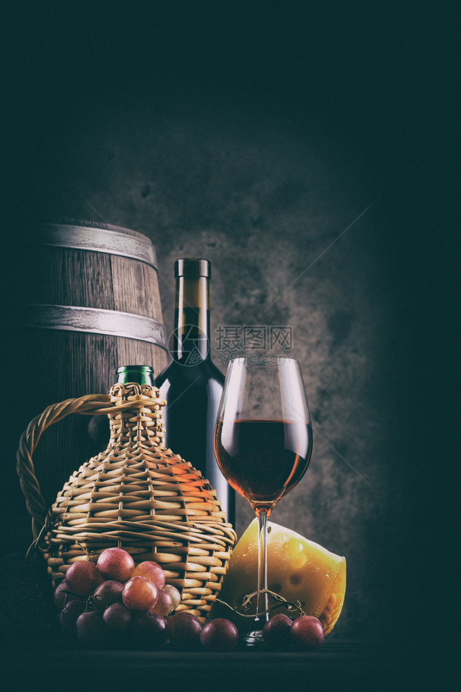木制的庆祝葡萄酒静物与桶和红葡萄酒复古色调葡萄酒静物与桶和红葡萄酒优雅的图片