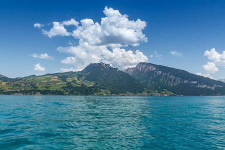 蓝色天空和海洋的美丽山地景观瑞士通湖有选择地聚焦户外湖边欧洲背景图片