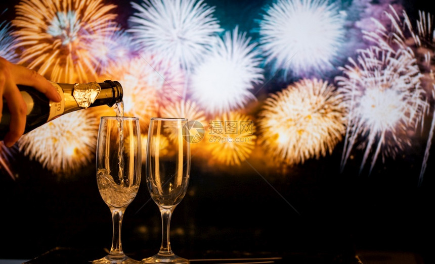 庆祝焰火夏天两杯香槟对抗烟花新年节的夜庆活动图片