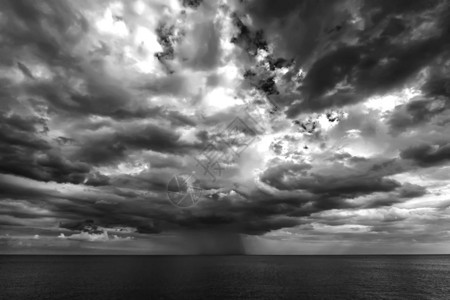 灰蒙场景运动暴云和大雨笼罩在海面上图片