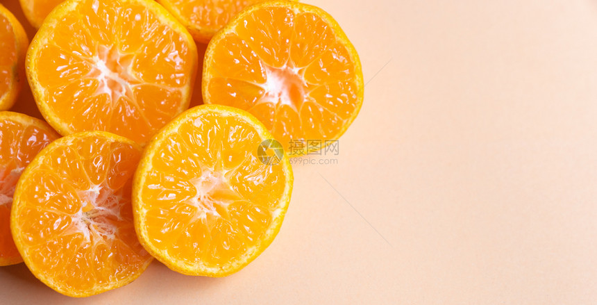 甜的可口顶端视图关闭面霜横幅上鲜橙色切片剥图片