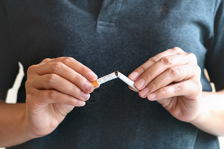 对香烟说不家庭打破戒烟不抽日女人用手打烟危险背景