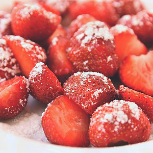 收成庄稼美丽的新鲜草莓在干净白背景上被孤立红色的图片
