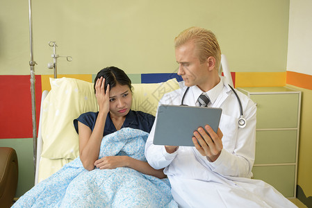 在医院使用数字片有选择地重点治疗病人的天主教医生和患者女援助疾病图片