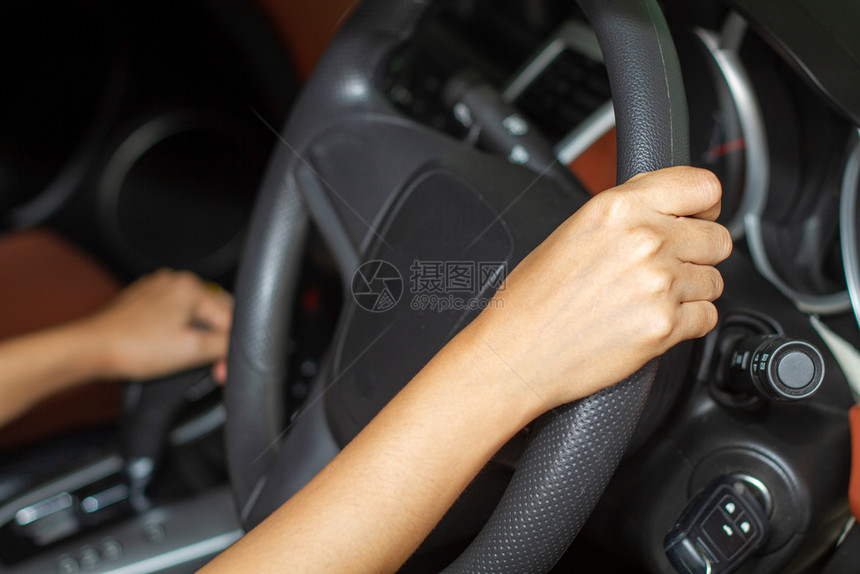 亚裔妇女在路上驾驶汽车安全亚洲人辆图片