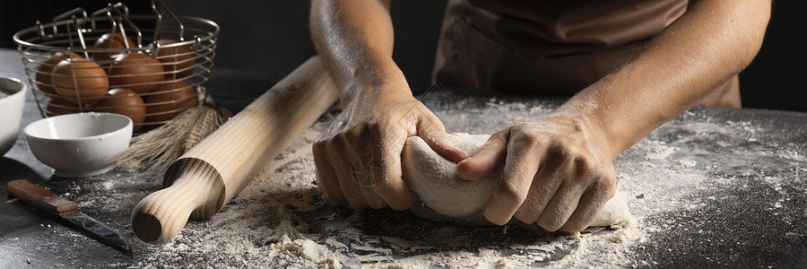 餐厅面包师使用双手粉的厨师自制图片