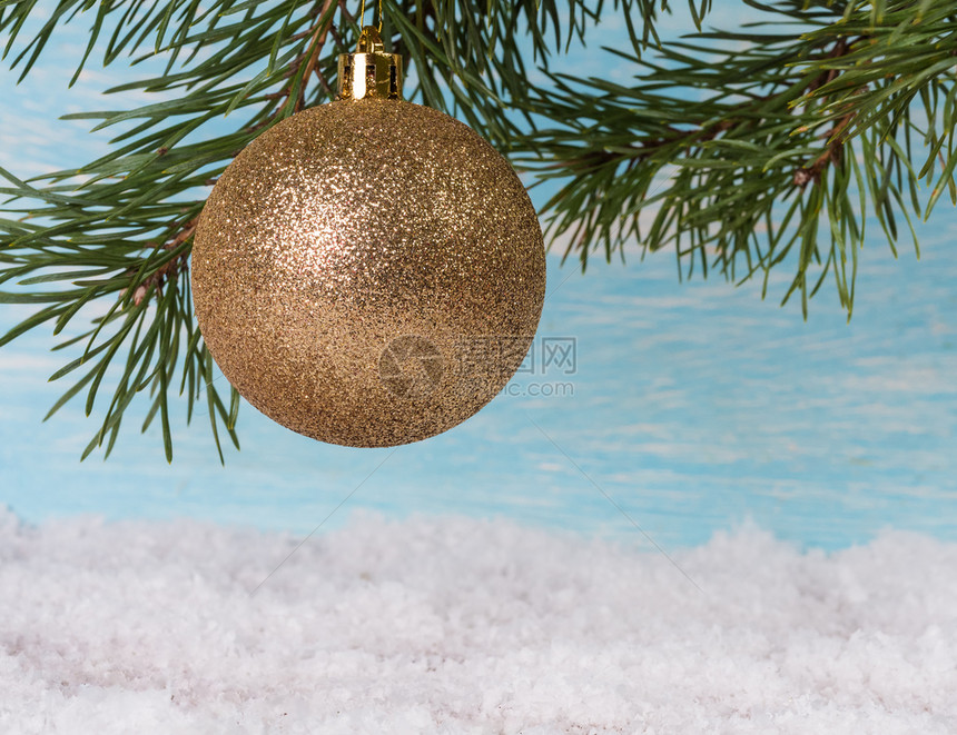 假期新年背景圣诞舞会挂在树枝上的圣诞球雪白色图片