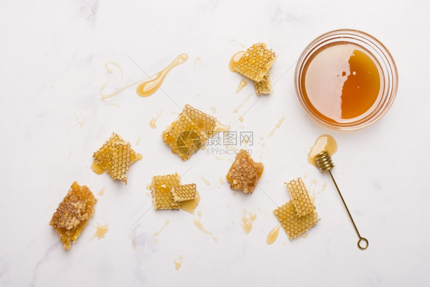 金子装满蜂汤匙的全蜜独自桌子图片