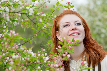 美丽可爱的红头发女孩走进苹果园人们美丽的图片