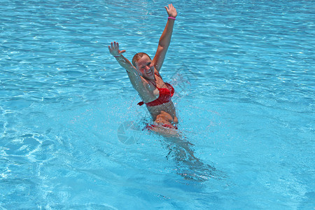 快活女士有魅力的人在假期里游泳池放松和快乐的女孩享受暑假的年轻女人在热带度假胜地的暑女人在游泳池里休息白种人闲暇高清图片素材