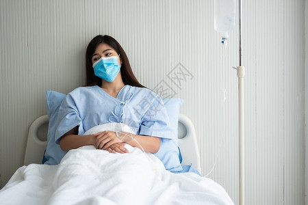 生病住院的女性图片