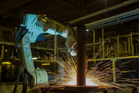 工业机器人正在运动中焊接汽车部件自动机工业40火花图片