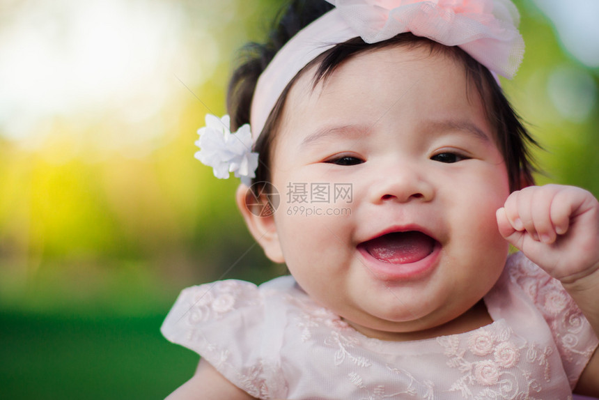 雀斑近身肖像亚洲可爱的有自然光背景女婴人们愉快图片