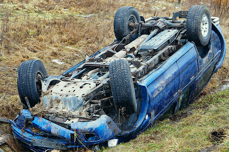 沟渠颠倒的车祸交通事故车在沟里颠倒的车交通事故运输诉讼图片