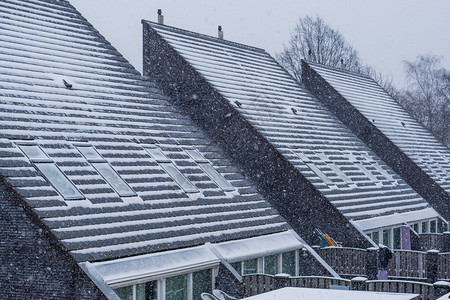 城市冬季雪和寒冷天气覆盖的现代尖顶屋新盖合金房屋建筑欧洲的圣诞节图片