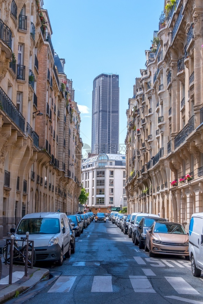欧洲一种晴天法国蒙帕纳斯塔巴黎狭小街道桑尼夏日的尾端许多停车汽泊在与搭配的巴黎小街上蒙帕纳斯塔图片