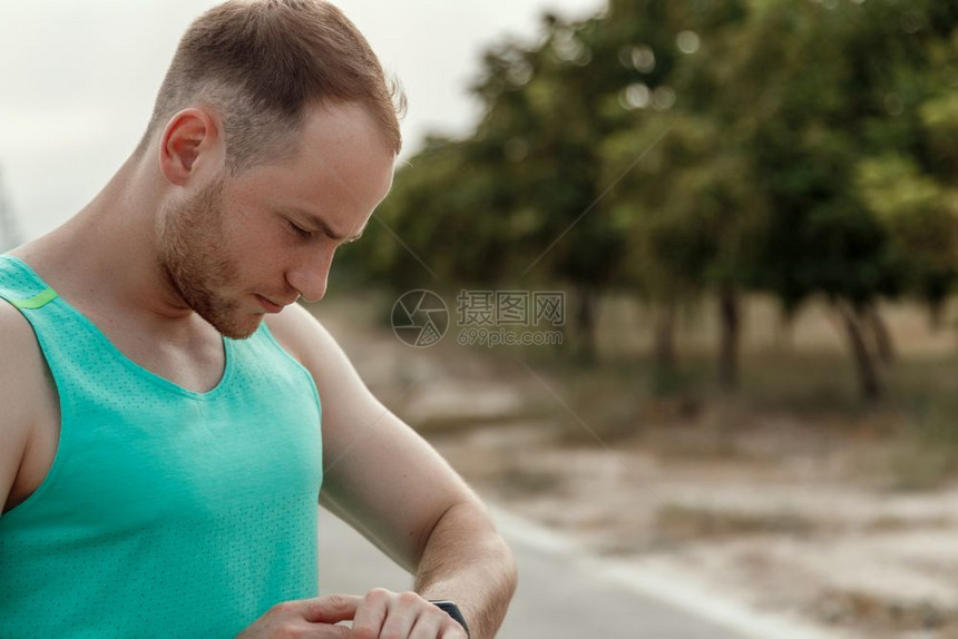 健康跑步卡路里在慢之后或前看健身追踪器读数的白种人T恤肖像画图片