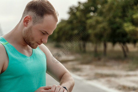 健康跑步卡路里在慢之后或前看健身追踪器读数的白种人T恤肖像画图片
