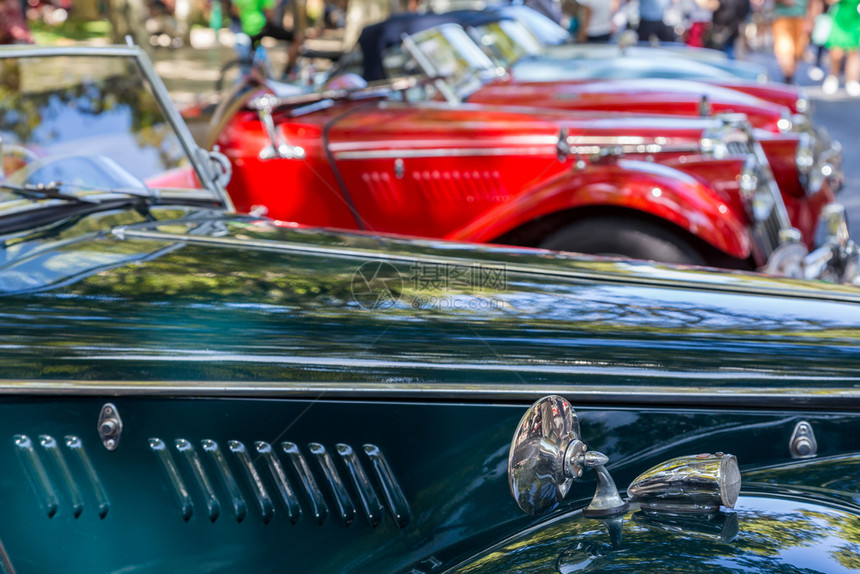 欧洲与美国古老经典汽车在街上推出的汽车影展细节校对Portnoy驾驶后部集电极图片