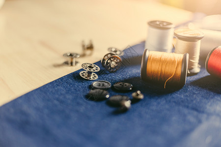 桌子缝纫织布和木顶板裁缝的辅助器件措施织物高清图片素材