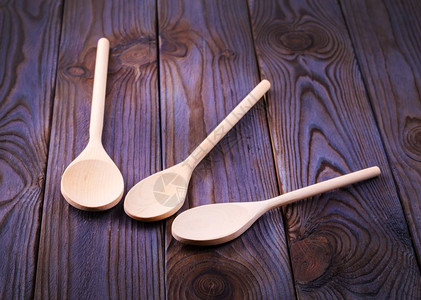 复古的木桌上三个制勺子厨具传统的图片
