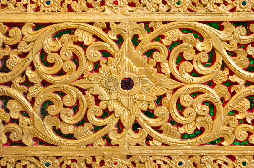 优质的金子细节雕刻在石墙背景上的金花模式泰寺庙图片