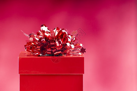 问候展示明亮的红色礼物盒装饰在模糊的红色背景上图片