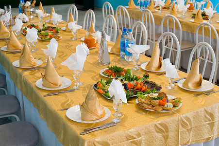 折叠晚餐金桌布和巾纸浅面的外务部铺下宴席餐桌自由度图片
