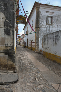 中世纪葡萄牙高地市的狭小多彩街道屋游客建造图片