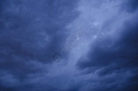 暴风雨开始之前的乌云有微小灰尘场景龙卷风美丽气旋高清图片素材