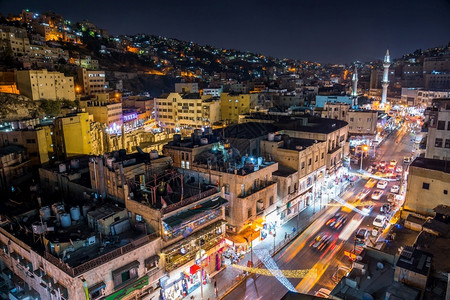 约旦首都安曼市夜间空中观察约旦首府亚洲人天空城市景观爬坡道高清图片素材