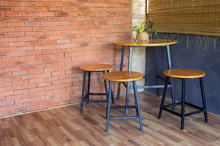 细节砖墙上的木制椅子和桌商业优质的木头高清图片素材