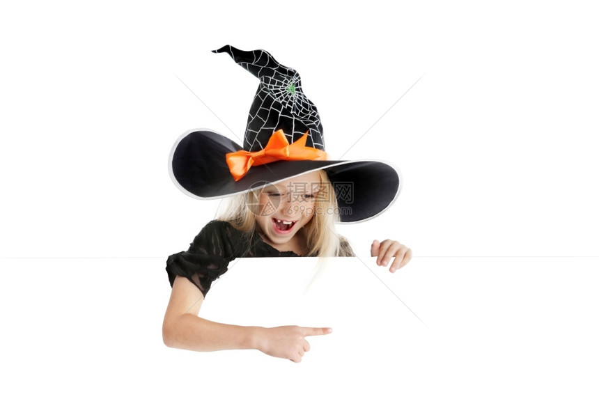 中等的金发女郎美丽笑着微小女孩长金发在服装指着标志黑帽与网蜘蛛和橙色弓空间子图片