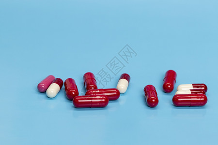 红色胶囊药物图片