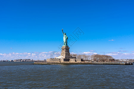 蓝天下自由神像曼哈顿纽约市建筑和带有旅游观光概念建筑和纪念碑历史地标图片