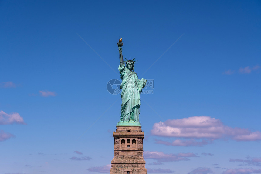 地标游客蓝天下自由神像曼哈顿纽约市建筑和带有旅游观光概念建筑和独立图片