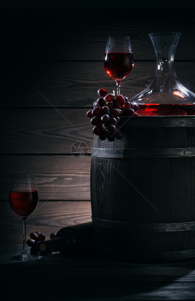 桶在黑暗的地窖里用红酒喝着色葡萄酒的永生在黑暗的地窖里围绕一个主题红酒魔法轻光面包圈脱盐器和杯子红酒在黑暗的地窖里新红色图片