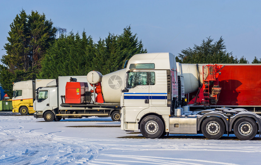 冬季期间在停车场泊的各类放卡车后勤运输背景情况物流风图片