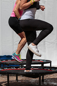 蹦床年轻的身体Gym校内参加健身锻炼的小型田道运动女生图片